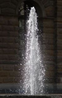 Springbrunnen am Theaterplatz, APS-C. Petri C.C 2.8/135 Theaterplatz