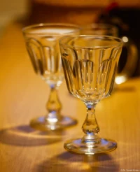 An dem hinteren Glas ist das Bokeh sehr schön gezeichnet, Vollformat. Petri C.C 135mm f/2.8 Gläser Bokeh
