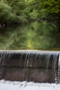 In der Lohmener Klamm, APS-C. Kuribayashi 2.8/135 Wasser Wald Idylle