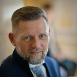 Bräutigam während der Trauung, eine solide Leistung des Canon EF 85mm f/1.2 L. Bräutigam Portrait Wilsdruff Kamenz Pillnitz Johannstadt Dresden Blasewitz Schloss Hermsdorf