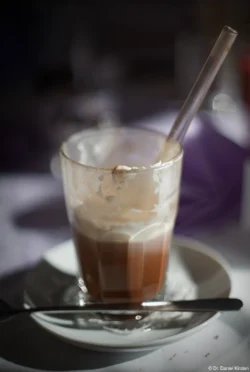 Latte macchiato mit dem Pentax Asahi 1.4/50 (8-element) bei Offenblende. Latte macchiato Hochzeitsfeier Dresden Dippoldiswalde Loschwitz Freital