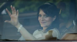 Braut am Steuer Auto Fenster