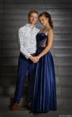 Portrait nach der Zeignisausgabe mit externem Blitz und Lichtformer. Portrait Hochzeit Paar Treppe