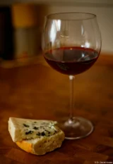 Rotwein mit Käse, Vollformat. Bokeh Pentax Asahi Super-Takumar 50mm f/1.4 Rotwein Käse